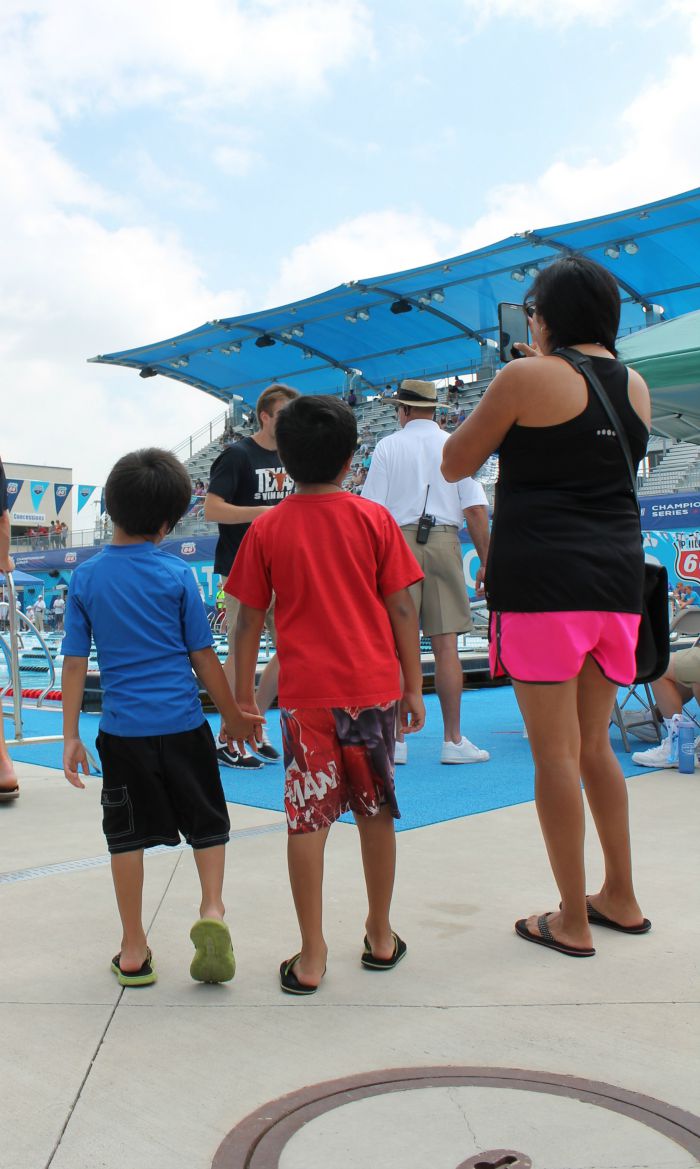 QueMeansWhat familia at Swimming National Championship